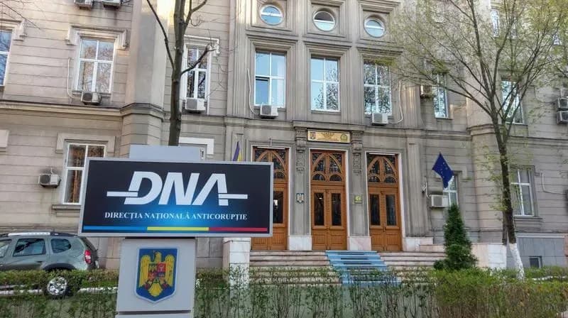 Un comisar de poliţie, fratele său şi reprezentantul unei firme, reţinuţi pentru mită. Acuzațiile DNA