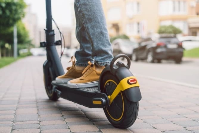 Un bărbat de 51 de ani din Suceava a fost reținut pentru tentativă de omor după ce a lovit intenționat un adolescent de 14 ani pe trotinetă electrică.