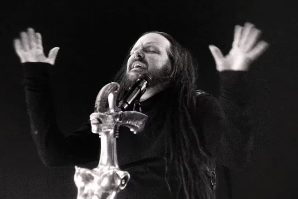 Jonathan Davis (KoRn) a interpretat o versiune orchestrală a hitului "Freak On A Leash"