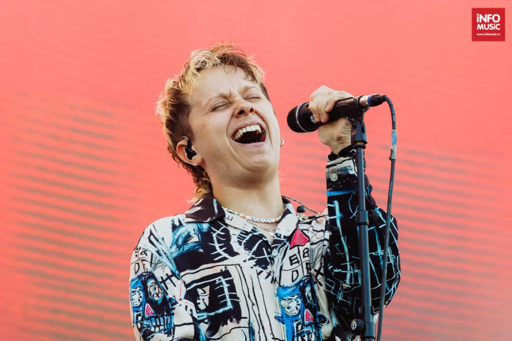 Nothing But Thieves prezintă "Stray Dogs", piesa care dă numele viitorului album de studio