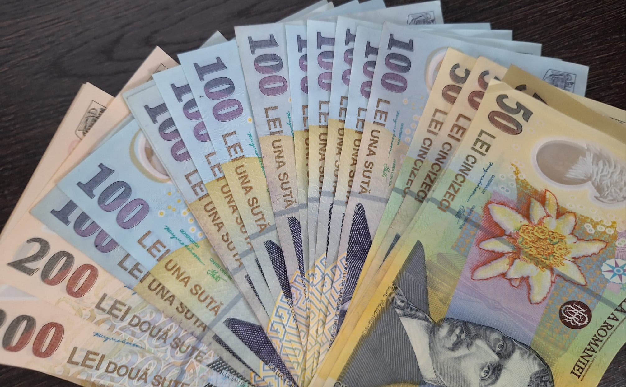 Țeapă prin „Metoda ANAF”: Cum foloseau doi tineri din Vrancea persoane cu venituri reduse pentru a goli conturile unor firme din Bistrița