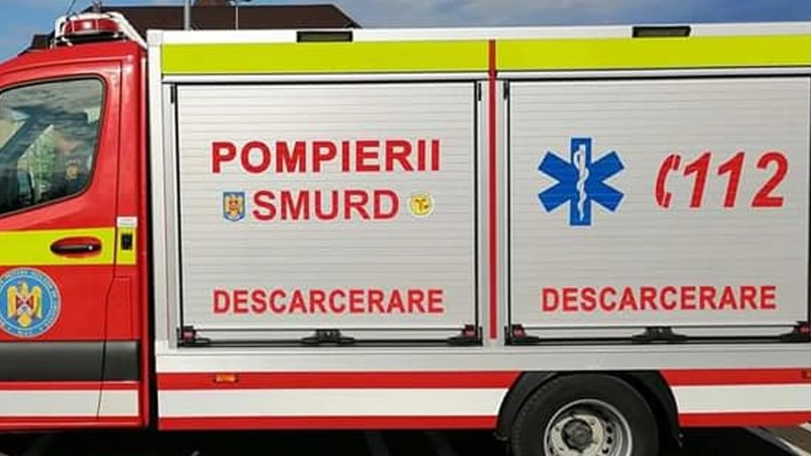 FOTO Accident grav în Fălticeni: Bărbat grav rănit, după ce a intrat cu maşina într-un stâlp. A fost nevoie de echipajele de descarcerare