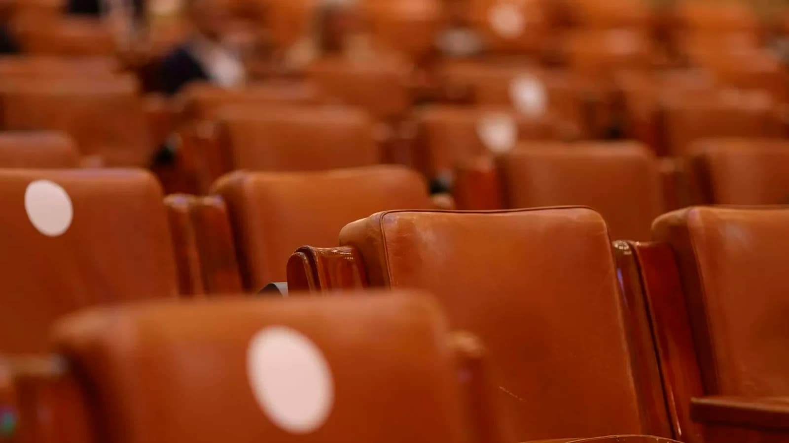 Sesiunea extraordinară e mai mult din vorbe: Parlamentarii nu renunță la vacanțe, deși la mijloc sunt proiecte cruciale pentru România