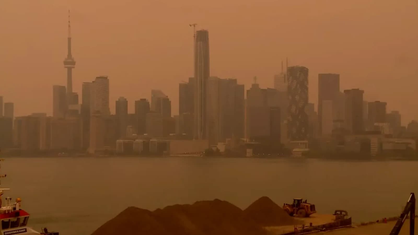 Norul uriaș de fum care a înghițit Toronto s-a extins în SUA. Sute de incendii sunt active în Canada