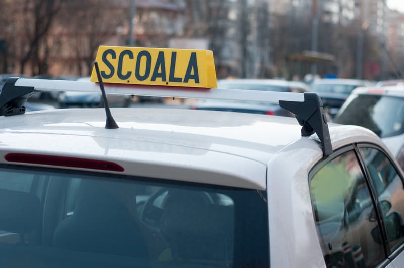 Fraudă la examenul pentru permis. Candidații primeau din exterior răspunsurile la teste folosind aparatură audio-video