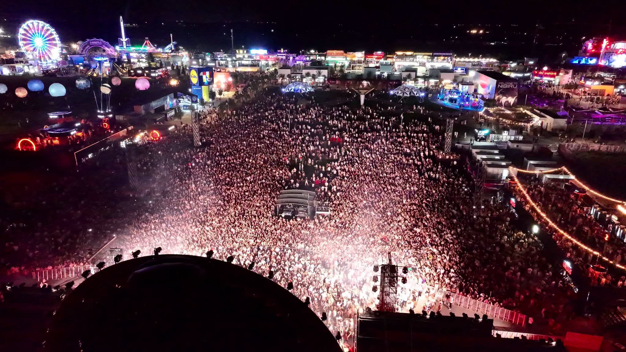 Chiar acum. 82.000 de oameni in toată stațiunea (nu doar în poză)..este nebunie!!!!