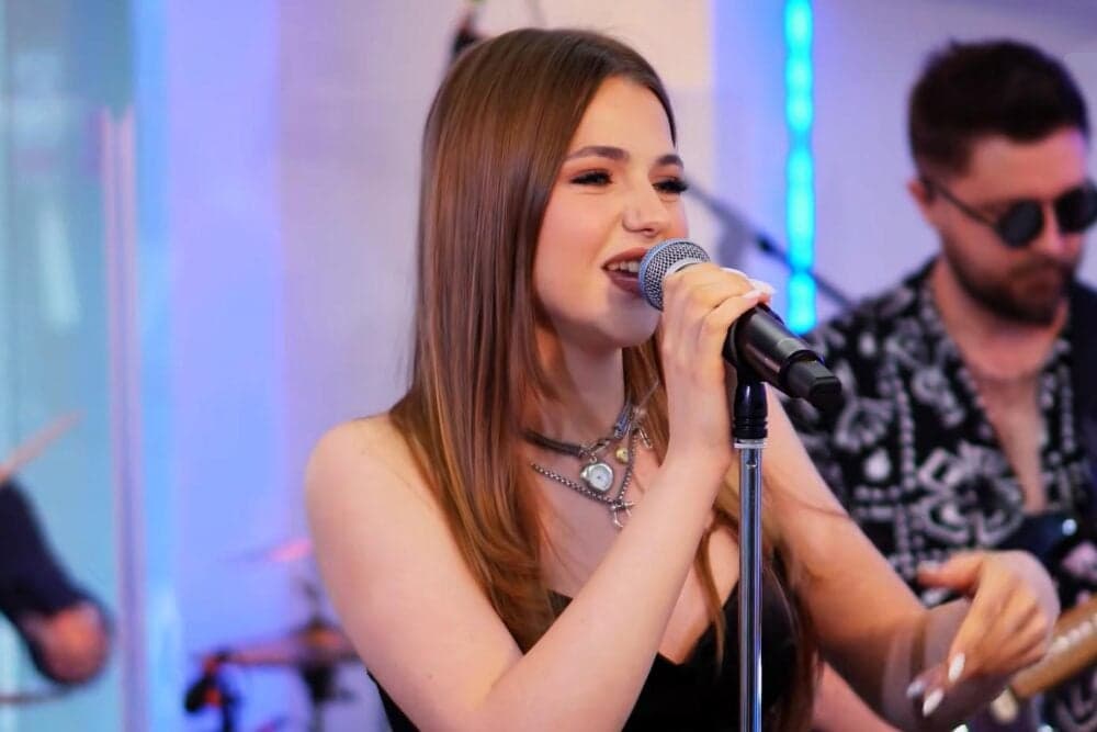 Urmărește-o pe Alessia Pop cântând live "Inima în mine arde" - VIDEO