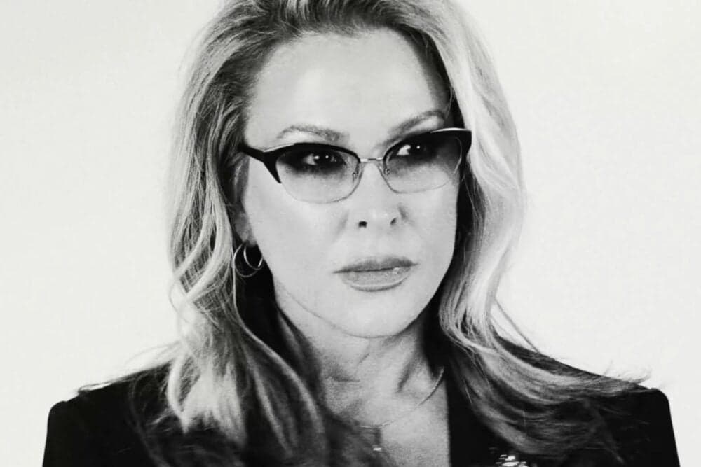 Anastacia dă o nouă viață hit-ului "Left Outside Alone", la mai bine de 20 de ani de la lansare