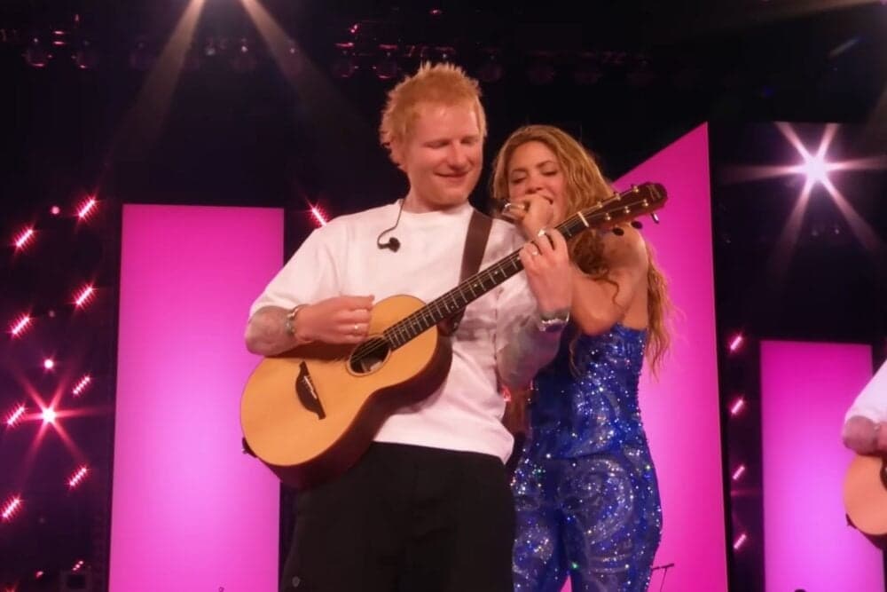 Shakira și Ed Sheeran au emoționat mii de spectatori cântând în duet "Underneath your Clothes" - VIDEO