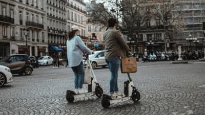 Noi reguli pentru trotinetele electrice în București. Se modifică vârsta de la care pot fi închiriate și locurile unde e permisă plimbarea.