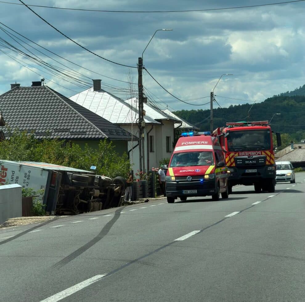 Un camion s-a răsturnat la marginea DN 17, pe raza localității Tureac