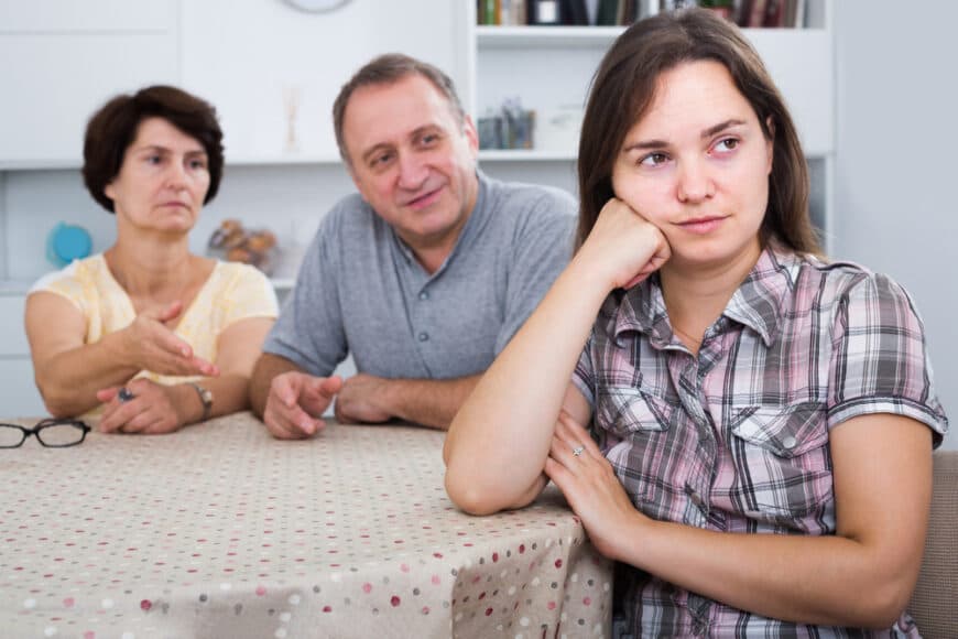 „Ce domnișorică te-ai făcut!”. Când corpul unei fetițe devine subiect de conversație între adulți