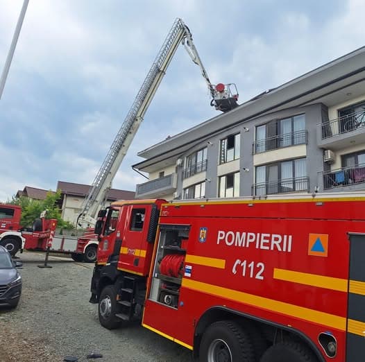 BISTRIȚA: A vrut să repare fisura din tavan și a dat foc la acoperișul blocului