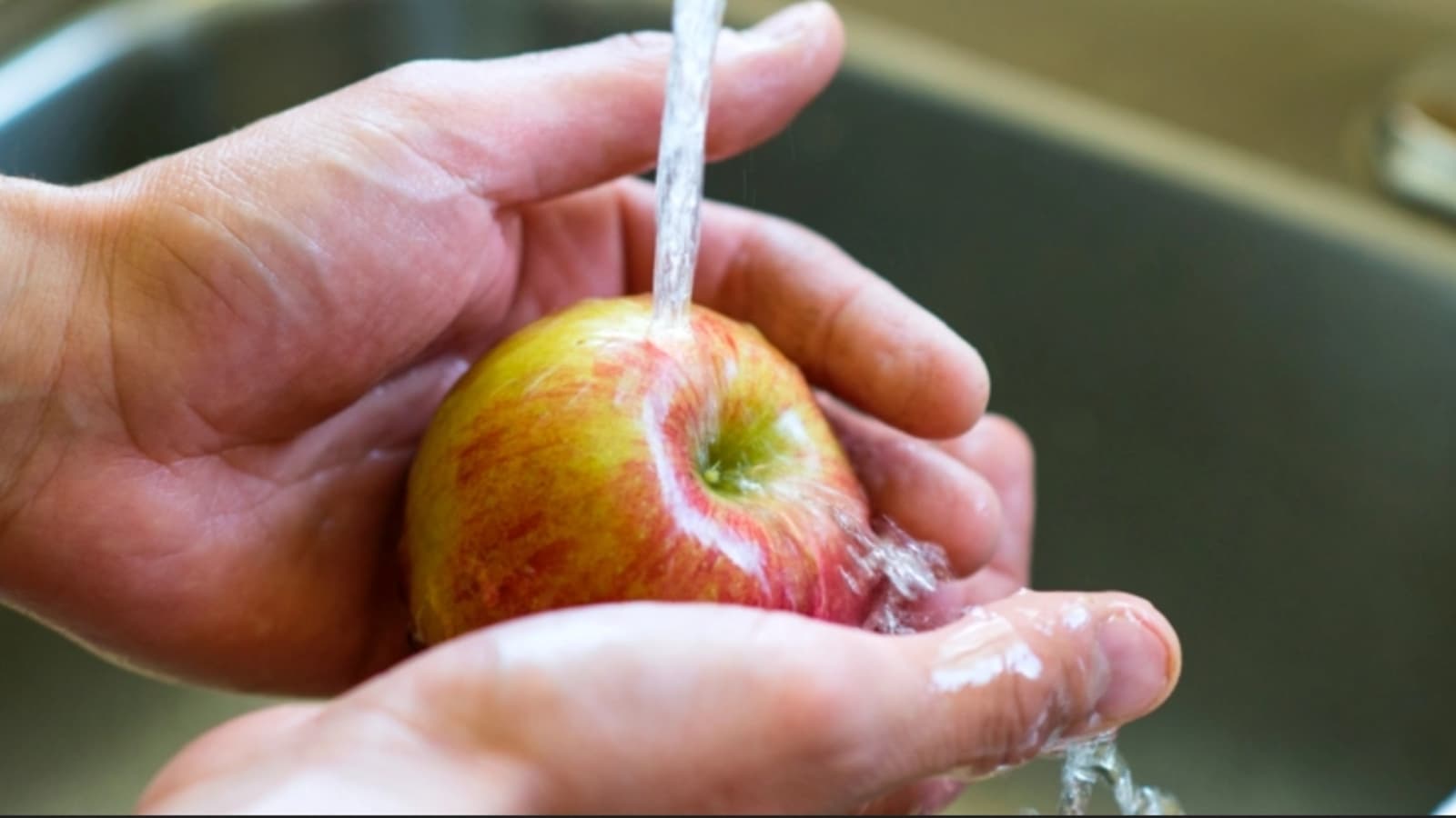 Cea mai sigură metodă de a spăla fructele și legumele. Elimini 99% dintre bacterii