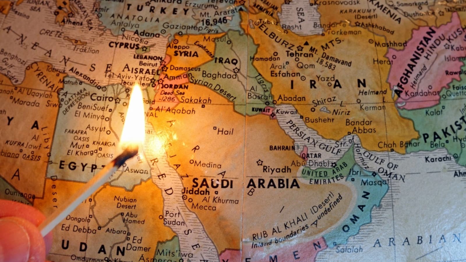 VIDEO În Orientul Mijlociu a reînceput haosul: SUA lovesc puternic în Iran, în timp ce Iranul lovește în Bahrein și petrolierele Emiratelor Arabe Unite