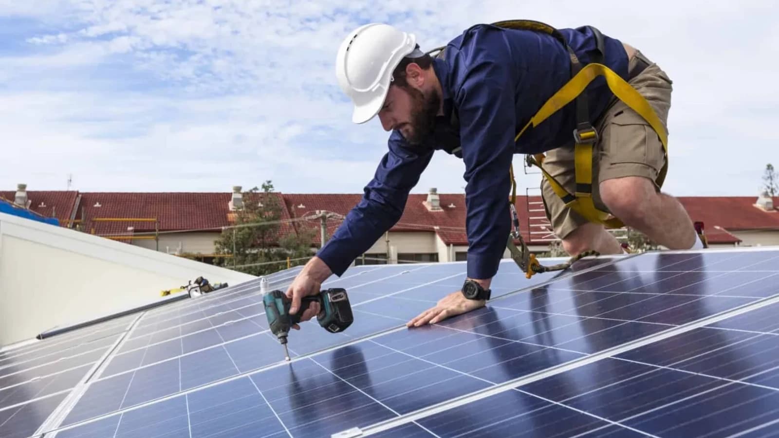 Legea prosumatorilor, promulgată după un blocaj de aproape trei ani: surplusul de energie va putea plăti curentul și gazele