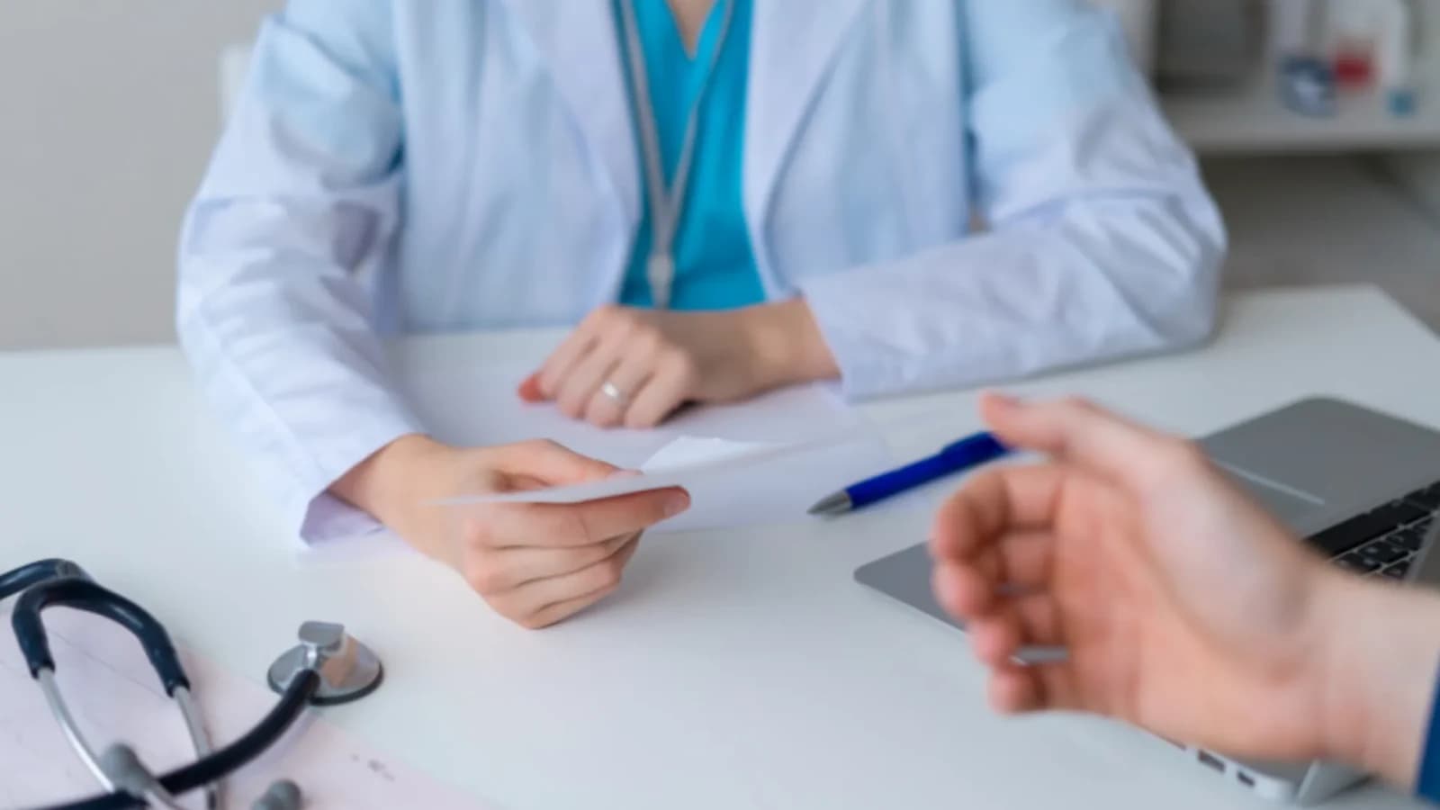 Entorsă sau insolație? Cât plătesc românii pentru o vizită la medic în Grecia. Majoritatea turiștilor aleg spitalele private