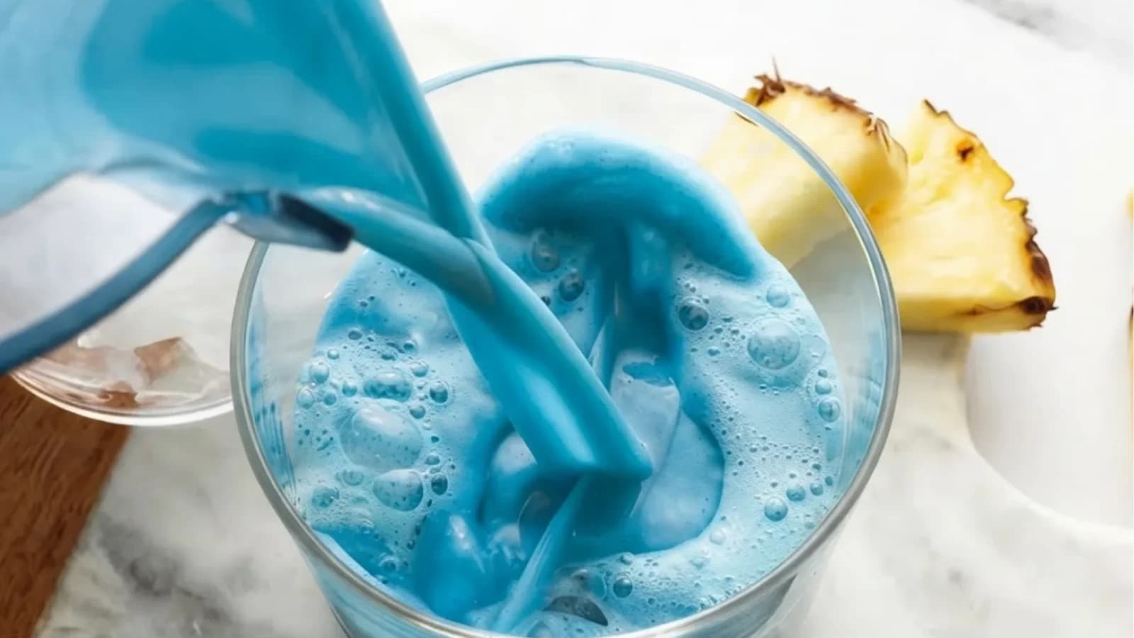 Uitați de ciocolata Dubai! Laptele albastru este noua vedetă. Nutriționiștii trag un semnal de alarmă în privința acestei licori devenită virală pe rețelele sociale