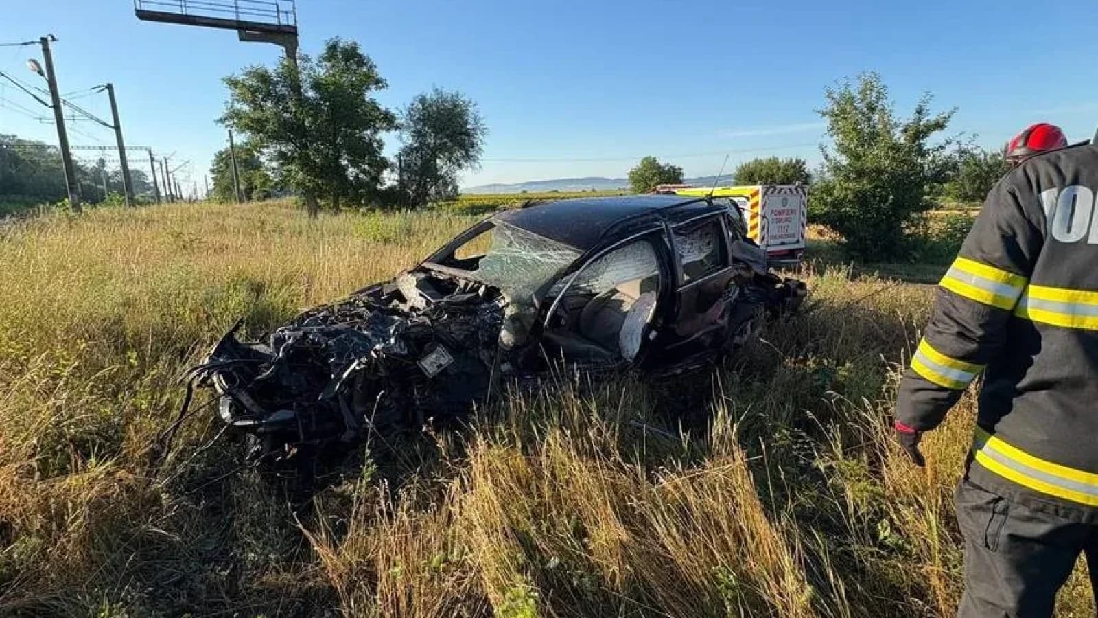FOTO Accident grav în Suceava. O mașină a fost lovită de un tren de persoane. Victima nu a mai putut fi salvată