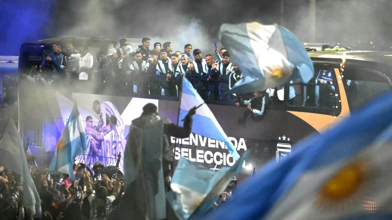 VIDEO Mii de suporteri au ieșit pe străzile din Buenos Aires pentru a întâmpina selecţionata Argentinei. Leo Messi a lipsit. Incidente violente