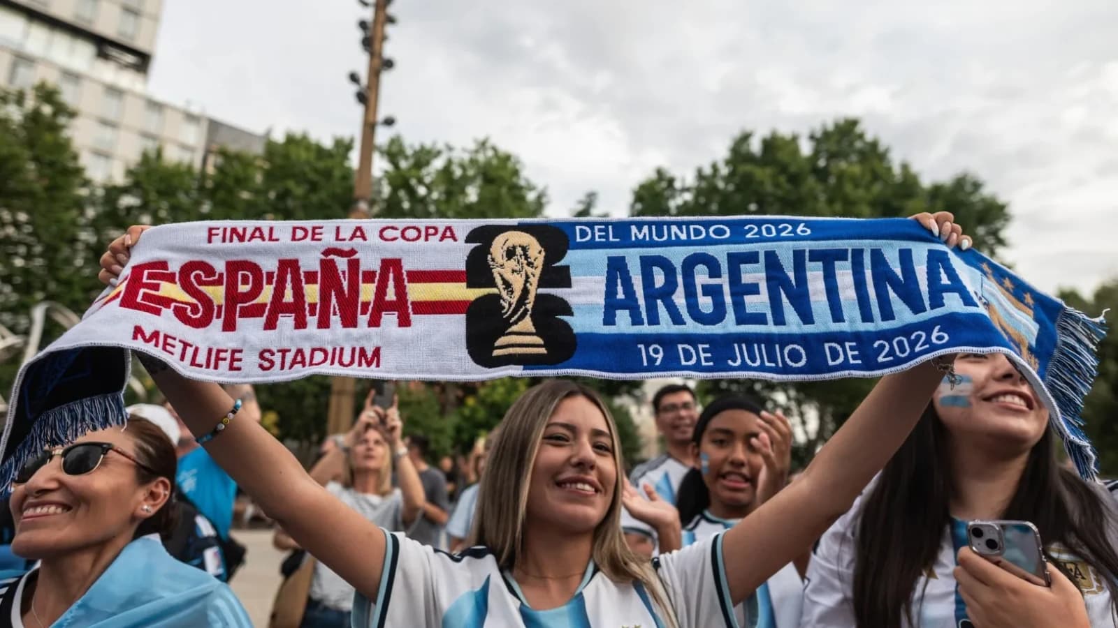 Suma uluitoare pe care trebuie să o scoată din buzunar un suporter spaniol sau argentinian, dacă vrea să vadă finala Cupei Mondiale: Nu câștigă într-un an cât plătesc pentru un meci
